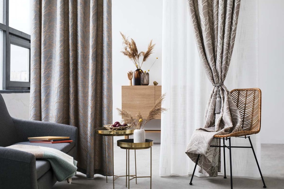 Perdele albe si draperie gri cu model auriu si argintiu pentru living sufragerie Perdele albe si draperie gri cu model auriu si argintiu pentru living sufragerie
