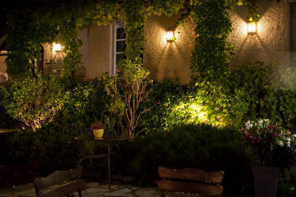 Iluminare terasa rolul iluminatului spatiului exterior de relaxare Spatiu exterior, casa, plante, mobilier, corpuri de iluminat Iluminare terasa rolul iluminatului spatiului exterior de relaxare Spatiu exterior, casa, plante, mobilier, corpuri de iluminat