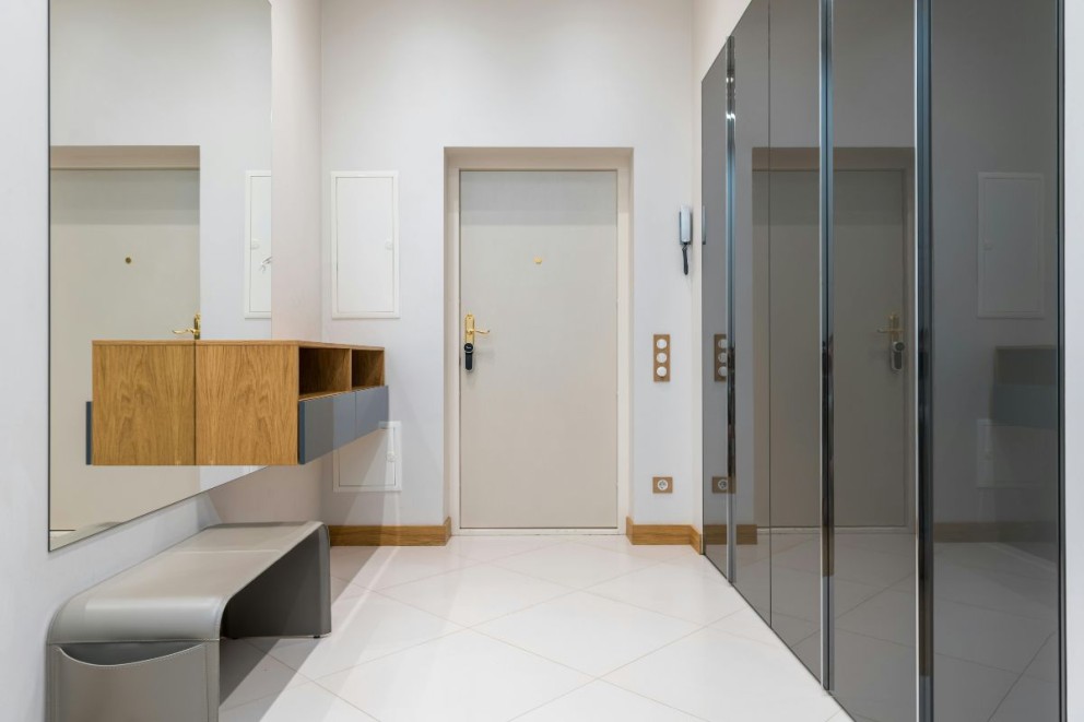 Iluminatul holului apartamentului si casei cum se face iluminarea holului in functie de tipul sau Hol, corpuri de mobilier si de iluminat