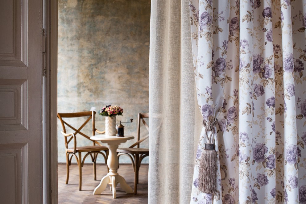 Perdea bej transparenta si draperie cu imprimeu floral pentru bucatarie Perdea bej transparenta si draperie cu imprimeu floral pentru bucatarie