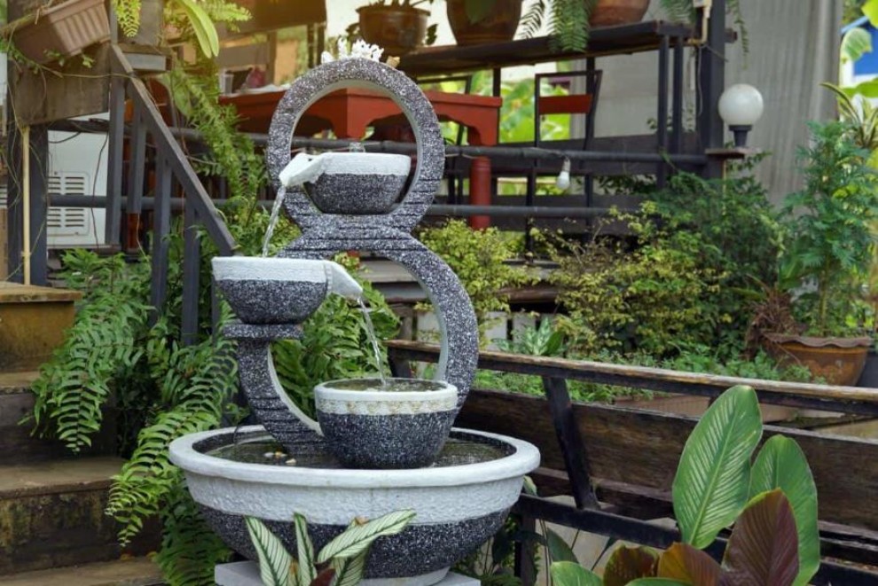 3. Fântână curte fântănă de piatră, plante 3. Fântână curte fântănă de piatră, plante