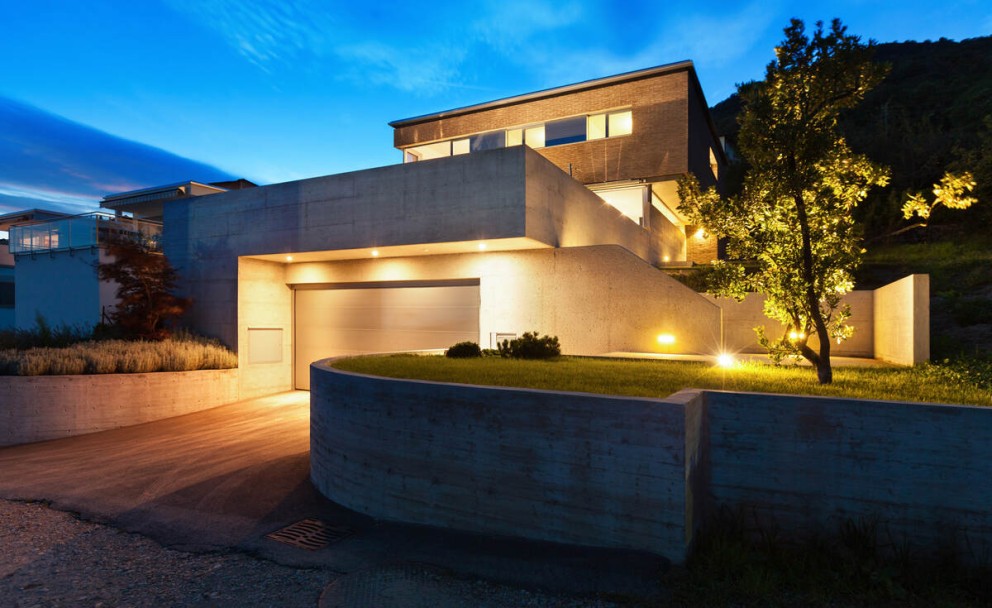 constructie garaj garaj din beton la demisolul unei vile moderne constructie garaj garaj din beton la demisolul unei vile moderne