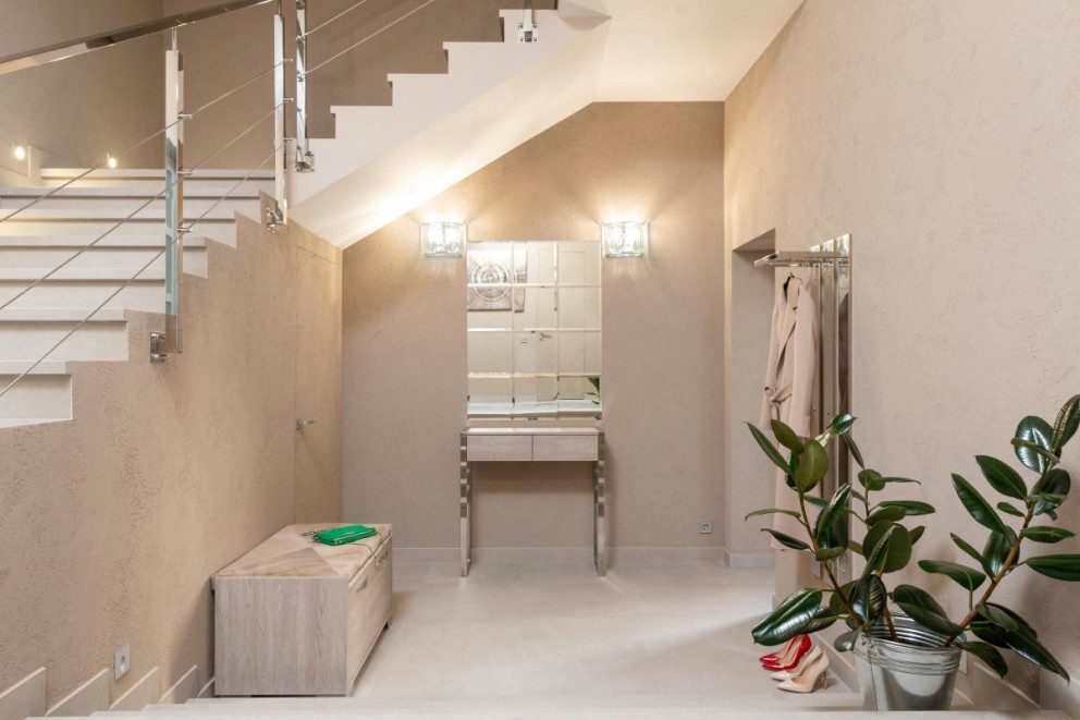 Iluminatul holului lung si a altor tipuri sfaturi, recomandari si idei practice si interesante Hol, casa, scara, mobilier, corpuri de iluminat, elemente decorative