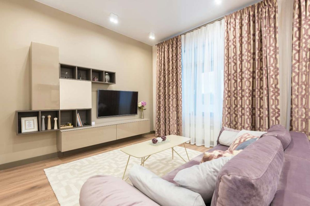 Living cu mobilier TV, canapea, măsuță de cafea, covor și perdele