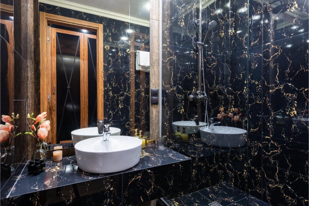 3. Modele de baie cu dus chiuveta, oglinda, pereti negri cu auriu, cabina de dus 3. Modele de baie cu dus chiuveta, oglinda, pereti negri cu auriu, cabina de dus