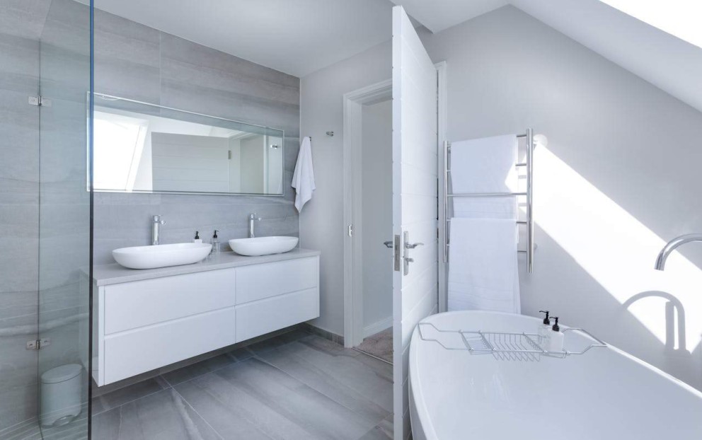 Baie în stil scandinav finisaje în culori deschise, cadă, mobilier, chiuvete, oglindă, cabină de duș, ușă, prosoape Baie în stil scandinav finisaje în culori deschise, cadă, mobilier, chiuvete, oglindă, cabină de duș, ușă, prosoape