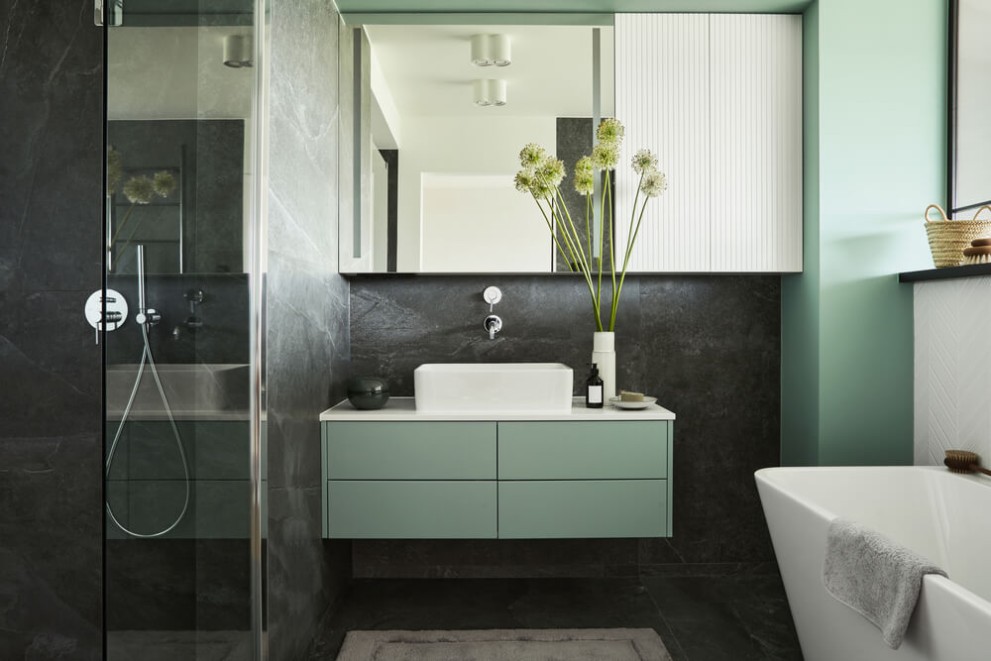 Ce tip de mobilier și accesorii sunt potrivite pentru o baie mică de apartament? Ce tip de mobilier și accesorii sunt potrivite pentru o baie mică de apartament?