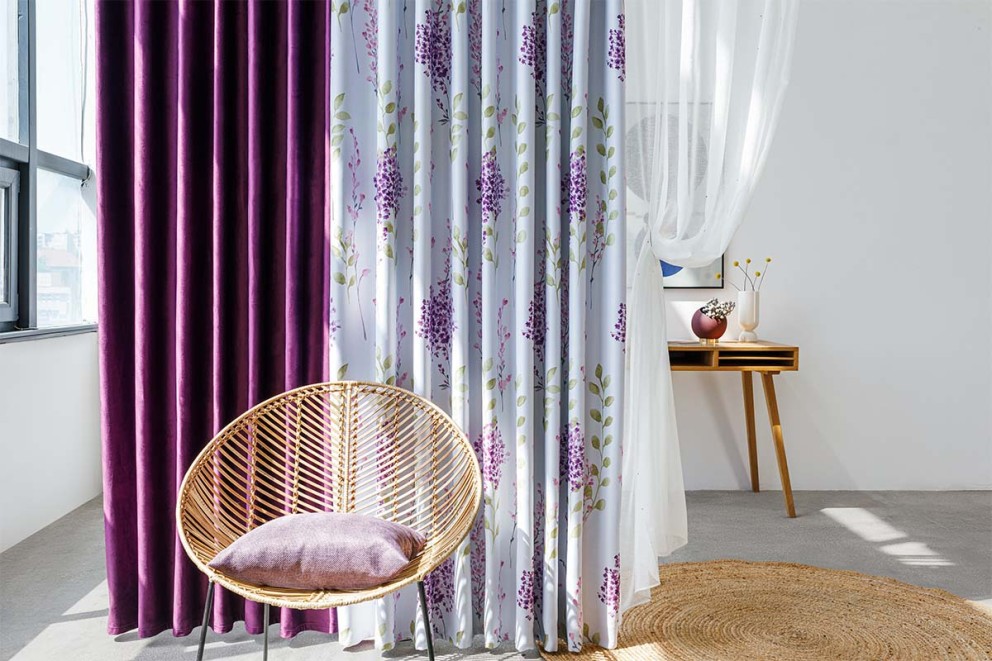 Perdea alba cu imprimeu floral colorat si draperie mov opaca pentru salon de infrumusetare Perdea alba cu imprimeu floral colorat si draperie mov opaca pentru salon de infrumusetare