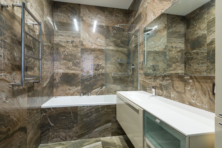 Baie cu cadă și duș - piese sanitare și de mobilier pentru o încăpere funcțională și stilată 