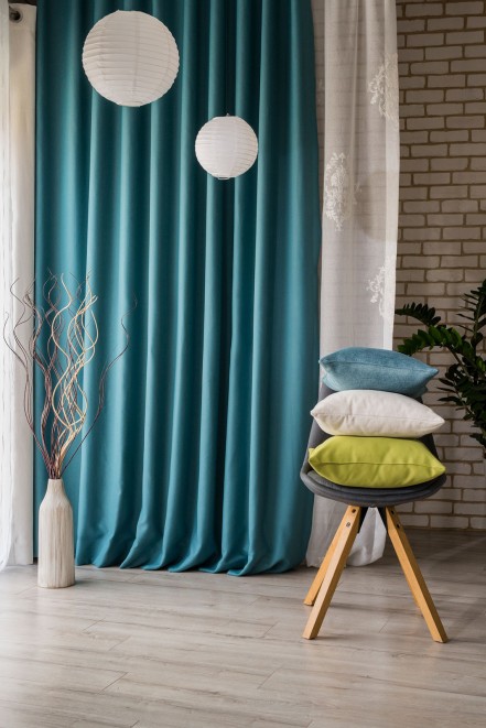 pentru dormitor draperie turcoaz lunga si perdea alba cu model floral brodat pentru dormitor draperie turcoaz lunga si perdea alba cu model floral brodat