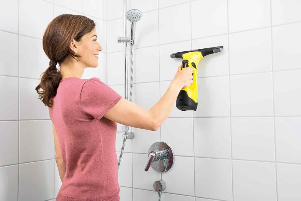 Curatare cu aparat de spalat geamuri Curatare cu aparat de spalat geamuri
