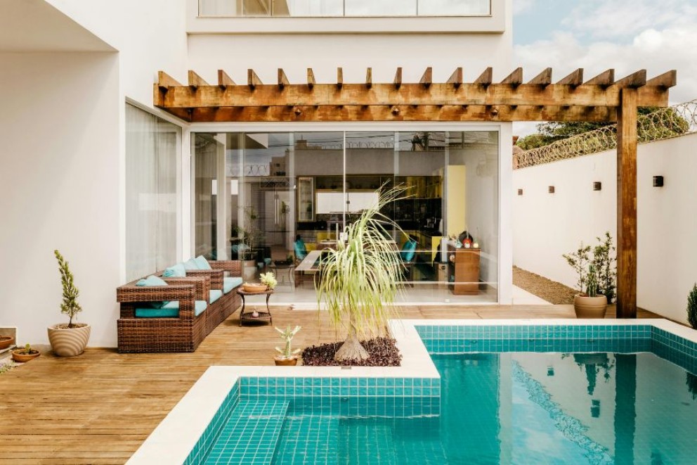 Modele de piscina pentru curte tipuri de piscine exterioare Casa, curte, piscina, mobilier de gradina, plante Modele de piscina pentru curte tipuri de piscine exterioare Casa, curte, piscina, mobilier de gradina, plante