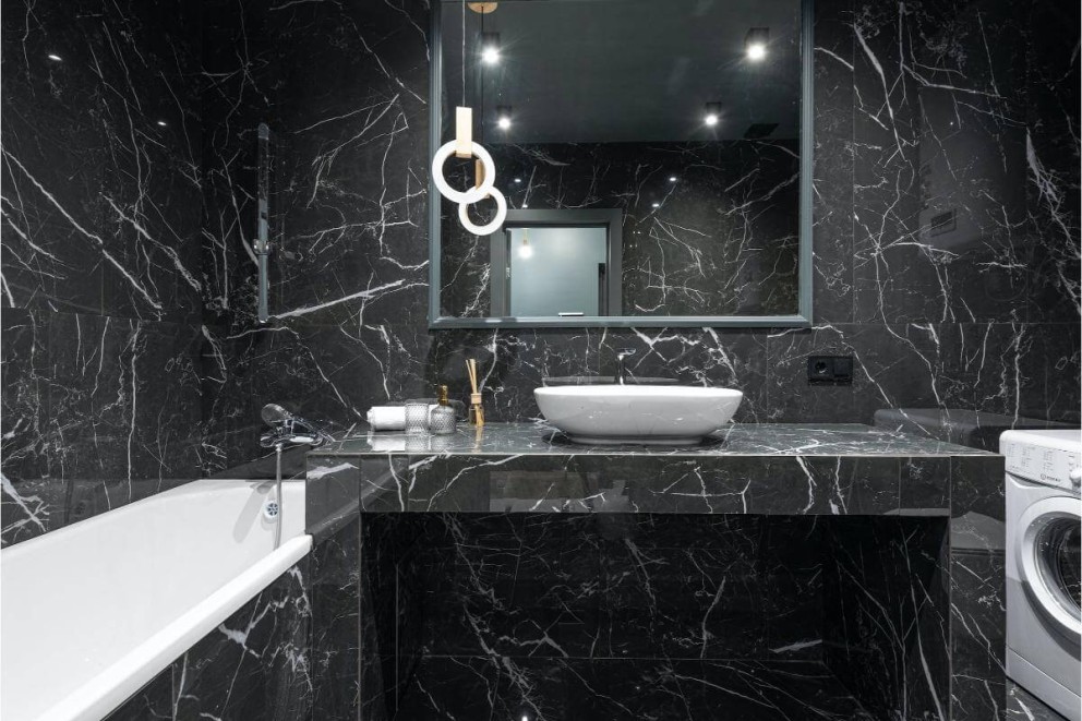 3. Modele de baie cu dus cada, chiuveta, corpuri lumina suspendate, pereti negri, oglinda 3. Modele de baie cu dus cada, chiuveta, corpuri lumina suspendate, pereti negri, oglinda