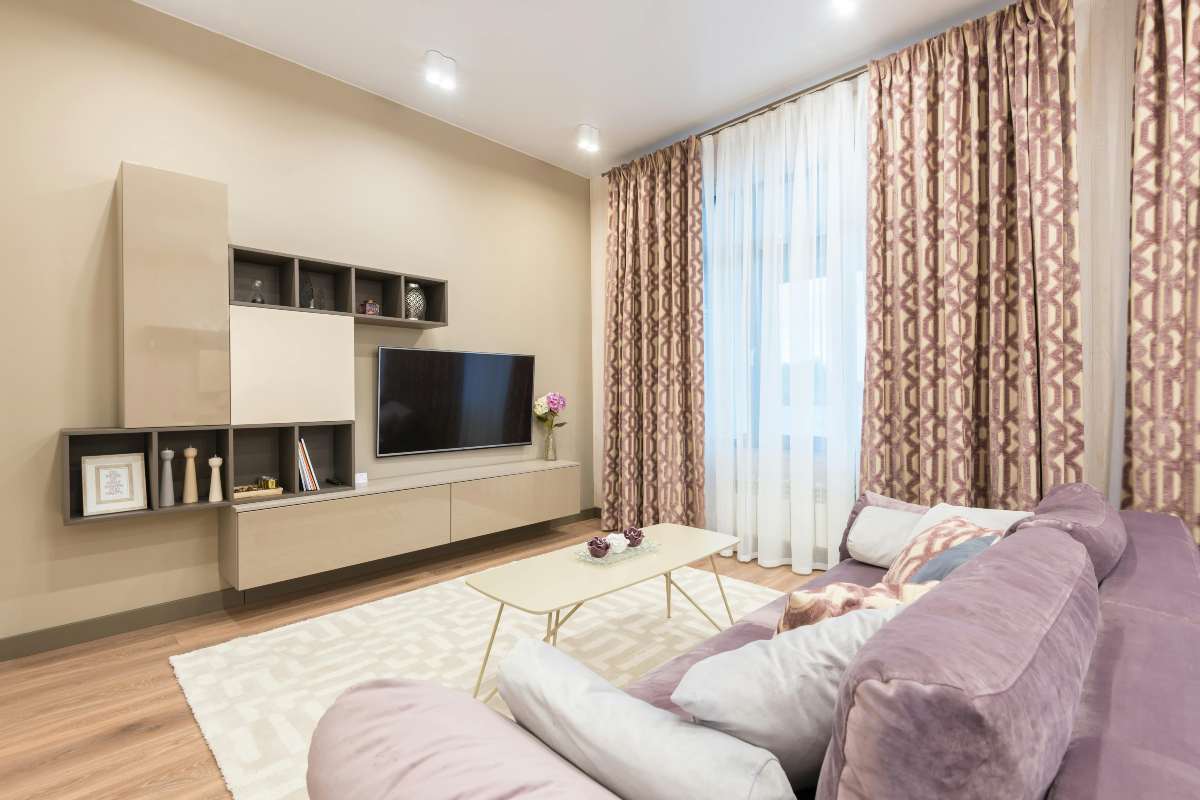 Living cu mobilier TV, canapea, măsuță de cafea, covor și perdele
