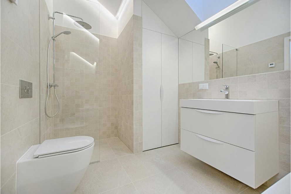 1.Amenajarea unei bai mici cu dus cabina dus, wc, oglinda 1.Amenajarea unei bai mici cu dus cabina dus, wc, oglinda