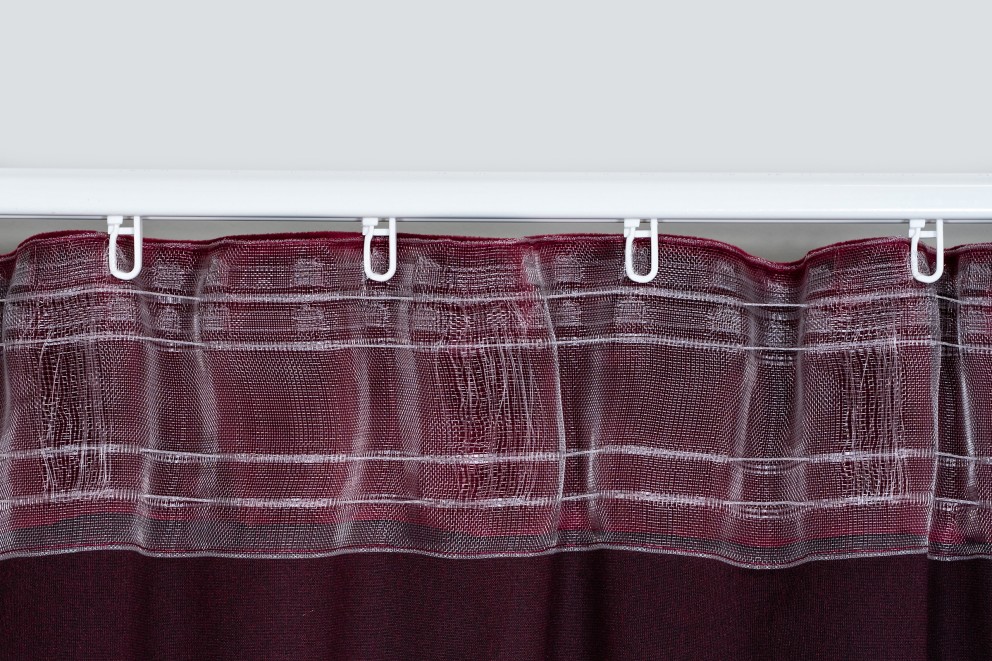 Cortină cu bandă de prindere cu pliuri agățată de o șină de perdea
