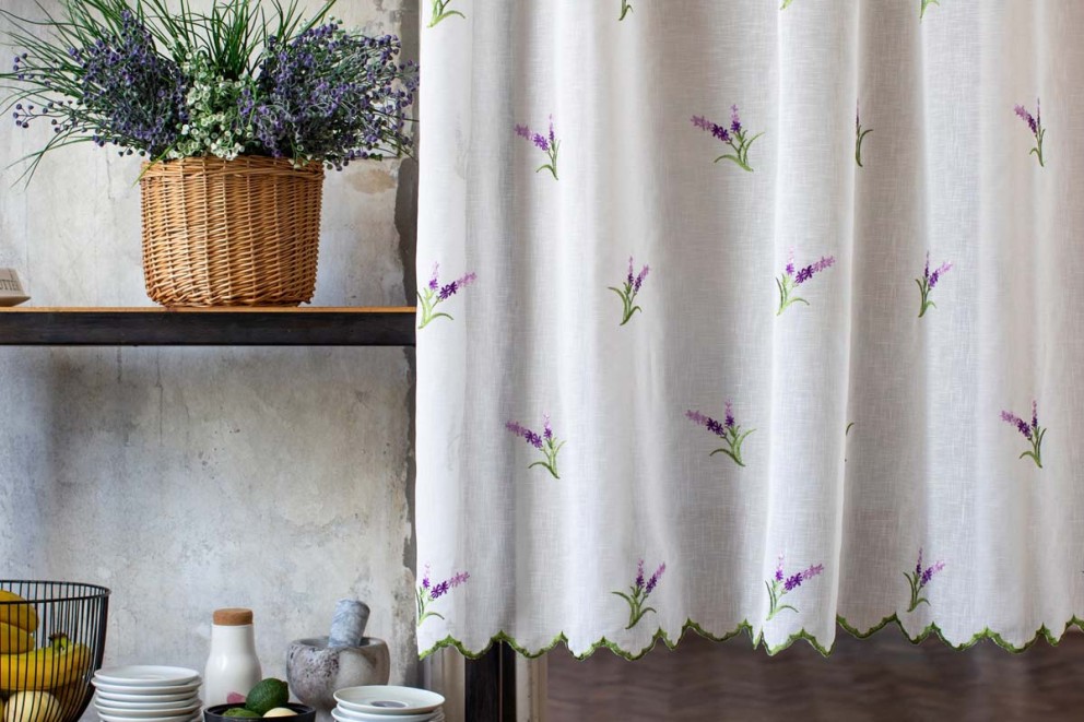 Perdea alba cu imprimeu floral pentru bucatarie Perdea alba cu imprimeu floral pentru bucatarie