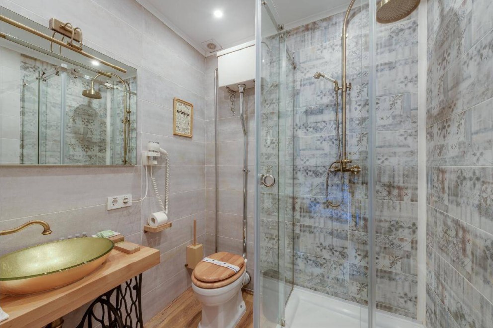 3. Modele de baie cu dus chiuveta aurie, oglinda, cabina de dus, wc cu capac din lemn 3. Modele de baie cu dus chiuveta aurie, oglinda, cabina de dus, wc cu capac din lemn