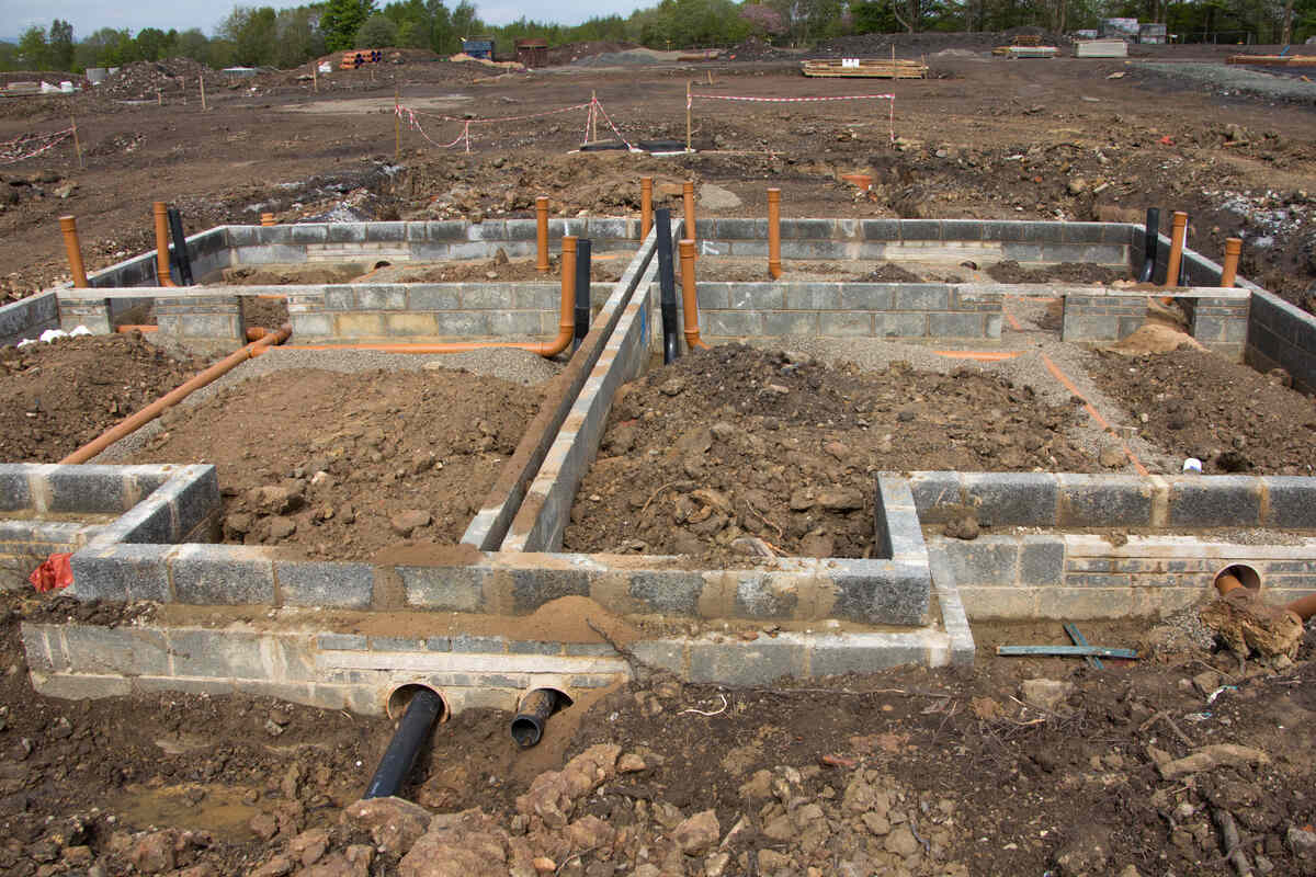 Fundație și țevi pe un șantier de construcții