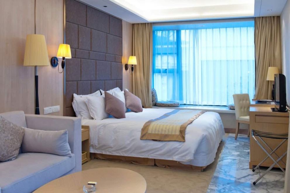 Importanța culorilor și texturilor în amenajarea camerelor de hotel