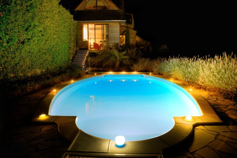 Modele de piscine pentru curte idei, sfaturi si recomandari pentru alegerea piscinei potrivite, in functie de spatiu si nevoi Piscina, curte, corpuri de iluminat, copaci Modele de piscine pentru curte idei, sfaturi si recomandari pentru alegerea piscinei potrivite, in functie de spatiu si nevoi Piscina, curte, corpuri de iluminat, copaci