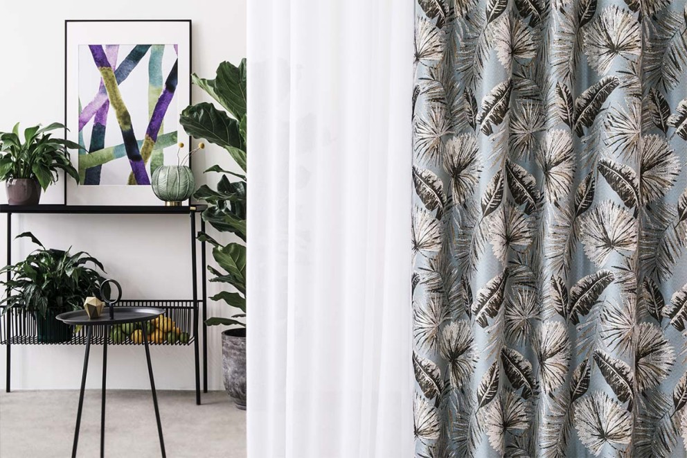 Perdea alba si draperie gri cu model cu frunze pentru holuri Perdea alba si draperie gri cu model cu frunze pentru holuri