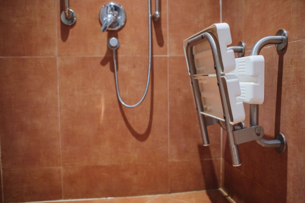 Scaun de duș montat pe perete în baie