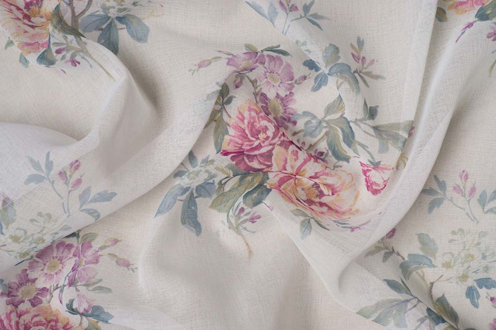 Perdea cu imprimeu floral pentru constructiile exterioare ale unei case la curte Perdea cu imprimeu floral pentru constructiile exterioare ale unei case la curte