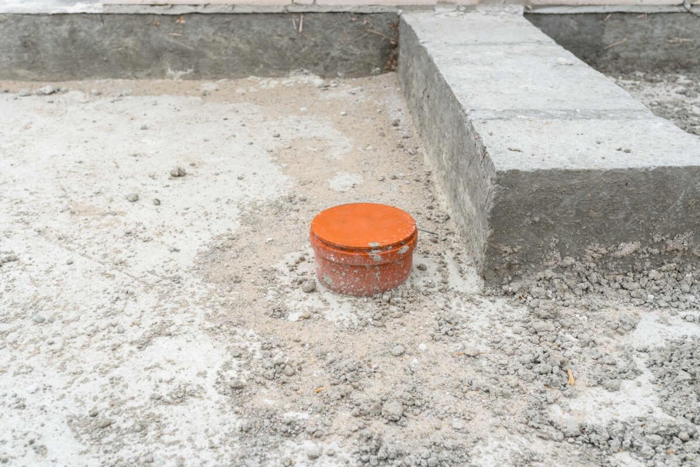 sisteme de canalizare fundatia unei ase cu o teava de canalizare acoperita de un capac sisteme de canalizare fundatia unei ase cu o teava de canalizare acoperita de un capac
