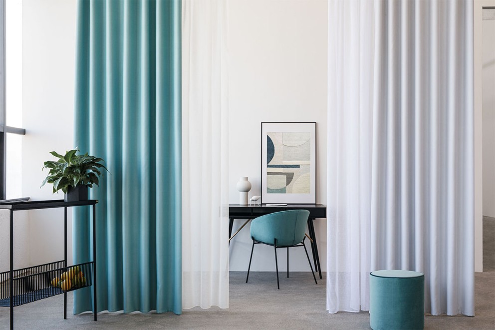 Perdele albe simple uni si draperie turcoaz simpla uni Perdele albe simple uni si draperie turcoaz simpla uni