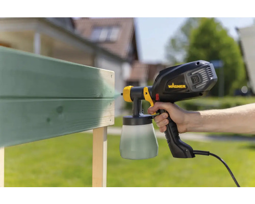 Sistem de pulverizare a vopselei care aplică vopsea pe un obiect din lemn