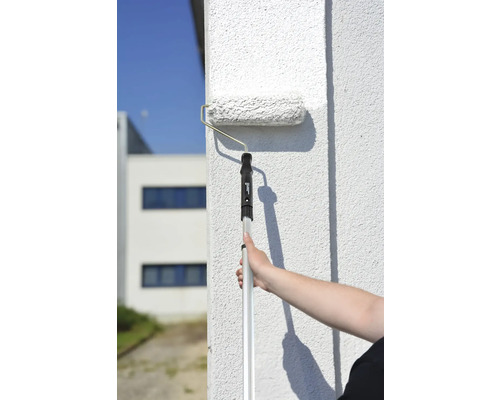 Vopsirea unui perete cu o rolă de vopsea cu mâner telescopic