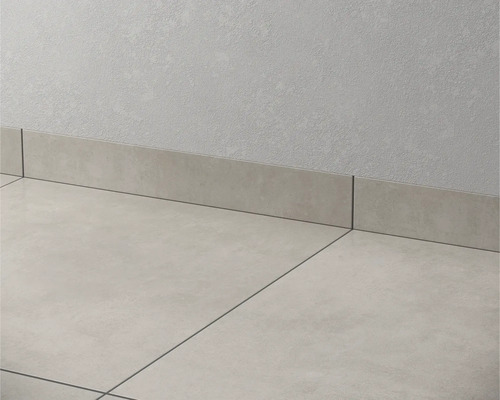 Gresie de podea și plintă din porțelan pe un perete