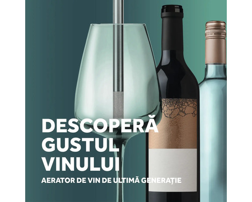 Aerator de vin lângă sticle de vin și pahar de vin