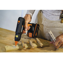 Baston de lipici cu acumulator care atașează o clamă de rufe pe o bucată de lemn