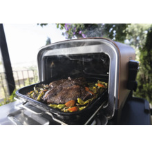Cuptor cu aer cald Ninja cu carne și legume pe o tavă de copt
