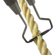 Șnur împletit cu instrument de dezizolat