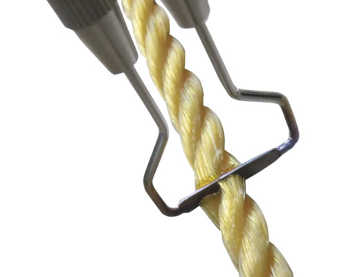 Șnur împletit cu instrument de dezizolat