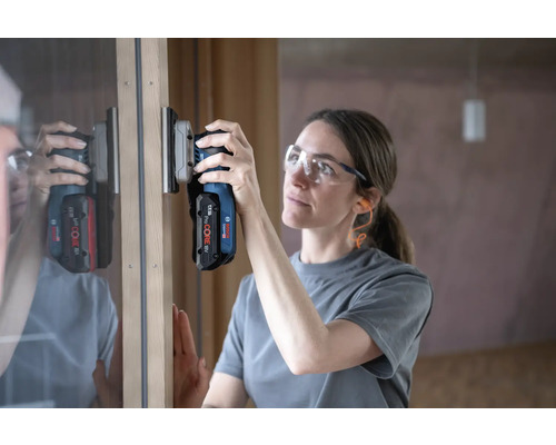 Femeie șlefuind lemn cu o șlefuitoare multifuncțională cu acumulator Bosch