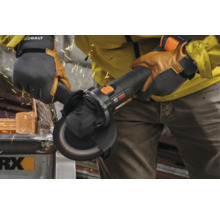 O persoană folosește un polizor unghiular pentru a tăia metal, cu scântei care zboară.