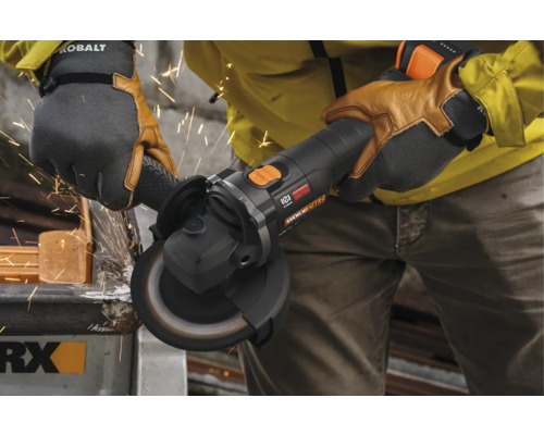 O persoană folosește un polizor unghiular pentru a tăia metal, cu scântei care zboară.