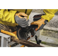 O persoană folosește un polizor unghiular fără fir pentru a tăia metal, rezultând scântei.