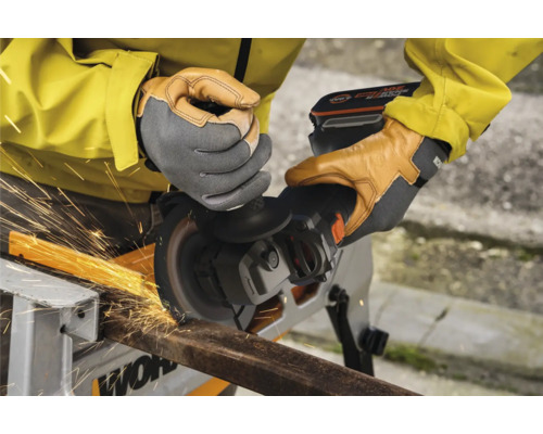 O persoană folosește un polizor unghiular fără fir pentru a tăia metal, rezultând scântei.