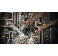 O persoană folosește un polizor unghiular cu acumulator pentru a tăia metal, cu scântei zburând.