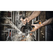 Bărbat șlefuind metal cu un polizor unghiular fără fir, cu scântei care zboară