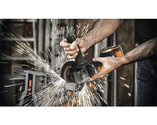 Bărbat șlefuind metal cu un polizor unghiular fără fir, cu scântei care zboară