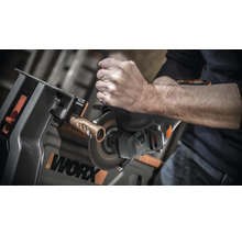 O persoană taie o țeavă de cupru cu o polizor unghiular fixată într-un banc de lucru. Logo WORX.