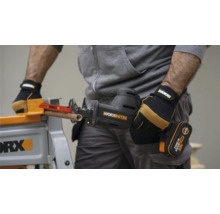 Fierăstrău sabie cu acumulator tăind țeavă de cupru pe bancul de lucru