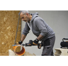 Artizan taie o țeavă cu un fierăstrău sabie cu acumulator