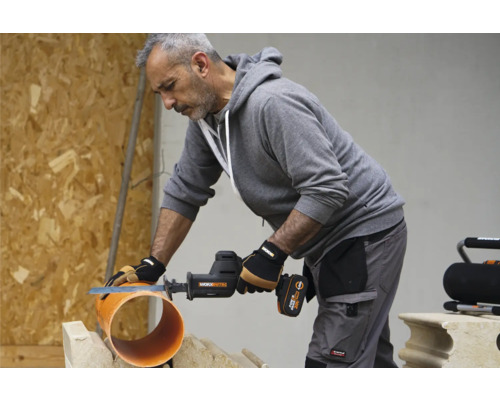 Artizan taie o țeavă cu un fierăstrău sabie cu acumulator